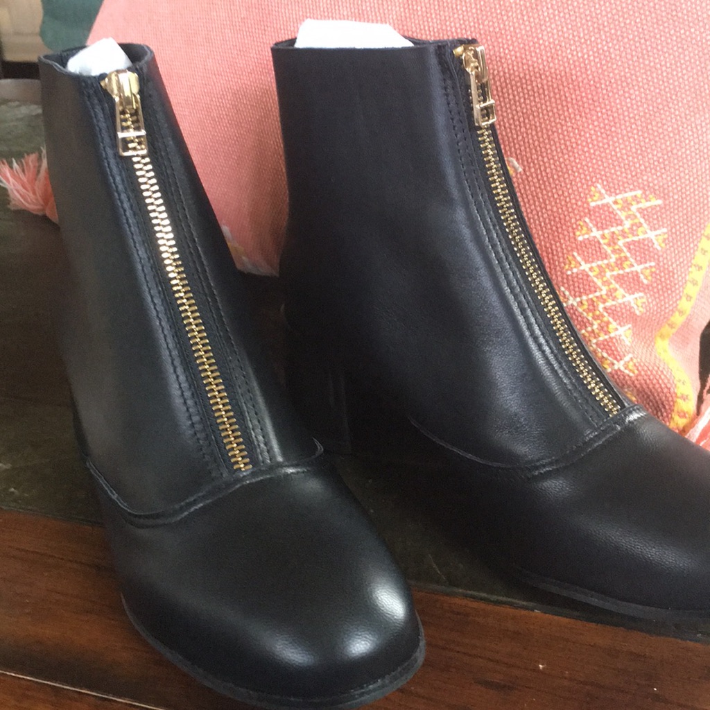 All Black Bootie Get Zipped Size 8 1/2m